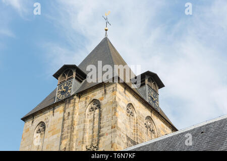 Turm der historischen Kirche des kleinen Dorfes Delden in den Niederlanden Stockfoto