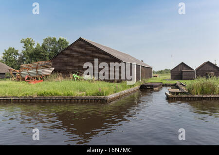 Old Dutch hölzerne Scheunen in der Nähe von einem Kanal Stockfoto