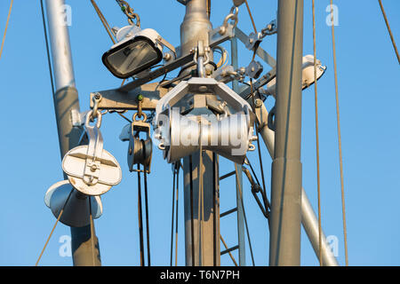 Eisen-Mast mit Takelage eines Schiffes Angeln Stockfoto