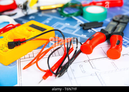 Verschiedene elektrische Werkzeuge auf Haus plant, Nahaufnahme Stockfoto