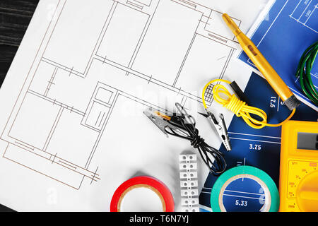 Flach Komposition mit elektrischen Werkzeugen auf Haus Pläne Stockfoto