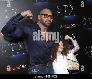 April 2, 2019 - Las Vegas, NV, USA - LAS VEGAS - APR 2: Dave Bautista, Chloe Coleman am2019 CinemaCon-STX Filme im Caesars Palace am 2. April 2019 in Las Vegas, NV (Credit Bild: © Kay Blake/ZUMA Draht) Stockfoto