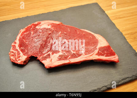 Prime Rib Steak auf einer Schiefertafel Board Stockfoto