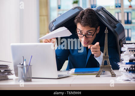 Die Mitarbeiter denken der Urlaub aufgrund der übermäßigen Arbeitsbelastung Stockfoto