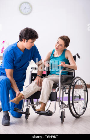 Die Frau Wiederherstellen nach Verkehrsunfall Stockfoto