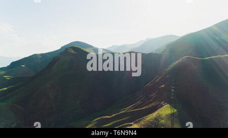 Bergdorf am Fann Ausläufern. Authentische traditionelle Dorf im Tal im Sommer, Tadschikistan, Zentralasien. Stockfoto