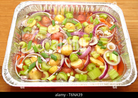 Frisches Gemüse fertig zu Backen in Folie Pan Stockfoto