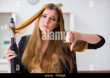 Die junge Frau in ein Bad Hair Day Stockfoto