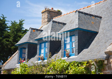 Bretonische Haus mit typischen Gauben und Fensterläden, Frankreich Stockfoto