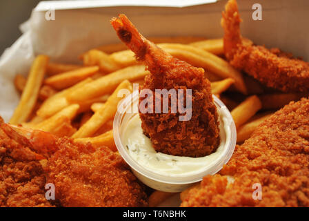 Fried Seafood Dinner in einem Takeout Box Stockfoto