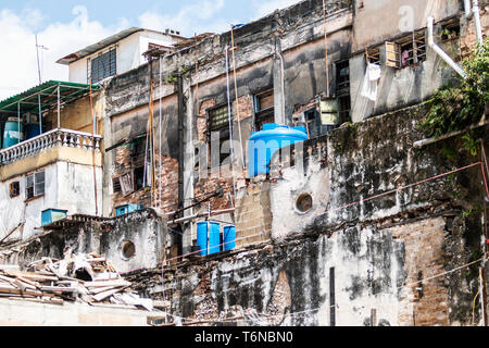 Eine vernachlässigte heruntergekommen Gebäude noch gelebt wird, während auseinander, in der Innenstadt von Havanna Kuba Stockfoto