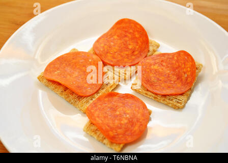 Salami Scheiben auf Vollkornbrot Cracker Stockfoto