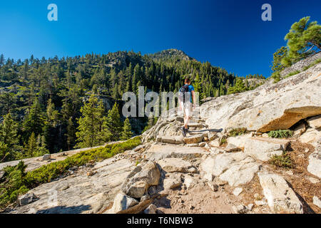 Tourist mit Rucksack wandern in den Bergen Stockfoto