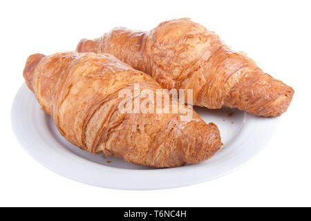 Zwei leckere Croissants auf einem Teller, isoliert auf weiss Stockfoto
