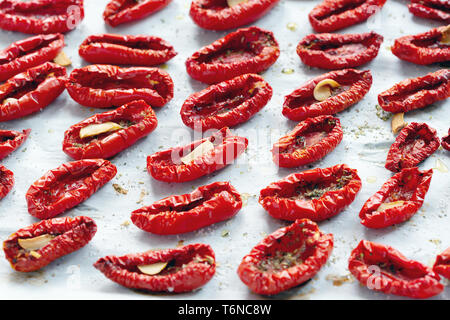 Getrocknete Tomaten mit italienischen Kräutern und Olivenöl. Stockfoto