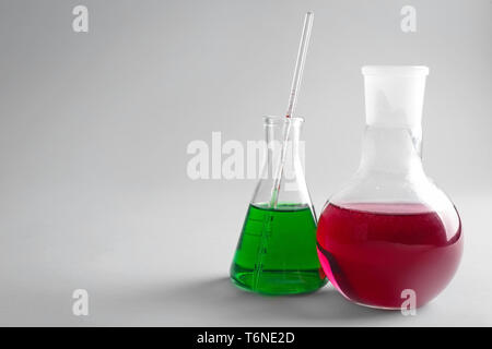 Chemische Glaswaren mit bunten Mustern auf hellen Hintergrund Stockfoto