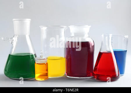 Chemische Glaswaren mit Proben auf hellen Hintergrund Stockfoto