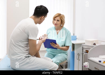 Mann, Arzt im Krankenhaus Stockfoto