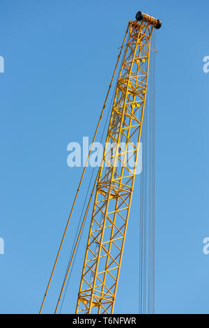 Detail kranausleger vor blauem Himmel Stockfoto