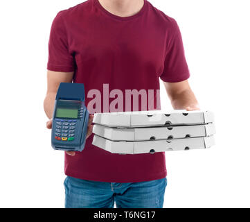 Delivery Man mit Karton Pizzakartons und Payment Terminal auf weißem Hintergrund Stockfoto