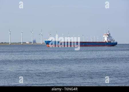 Niederländische Meer mit Schiff und Windkraftanlagen Stockfoto