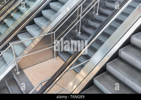 Rolltreppen und Treppen in einem Einkaufszentrum Stockfoto