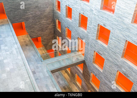 Interieur, modernen Gebäude mit mehreren Stockwerken und orange gestrichene Passagen Stockfoto