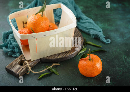 Mandarinen in einem Korb Stockfoto