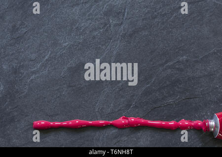 Hintergrund, schwarze Schiefer mit Textur und rote Linie. Stockfoto