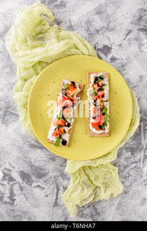 Toast auf Knäckebrot mit Tomaten Stockfoto