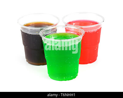 Alkoholfreie Getränke in Plastikbechern auf Weiß Stockfoto