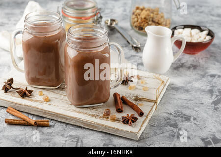 Heiße Schokolade mit Schlagsahne Stockfoto