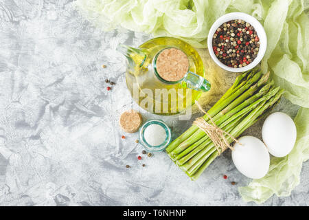 Frischer grüner Spargel Stockfoto