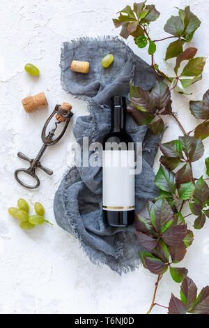 Flasche Wein, Korkenzieher und Trauben. Stockfoto