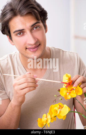 Junger Mann Dekoration Keramik in der Klasse Stockfoto