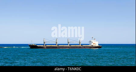 Cargo Boot anreisen, am Eingang zum Hafen von Santo Domingo, Dominikanische Republik mit einem tropischen blauen Meer und klaren und warmen Himmel Stockfoto