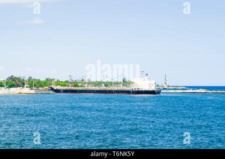 Cargo Boot anreisen, am Eingang zum Hafen von Santo Domingo, Dominikanische Republik mit einem tropischen blauen Meer und klaren und warmen Himmel Stockfoto