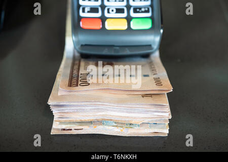 Point of Sale Maschine mit nigerianischen Naira notes Stockfoto