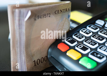 Point of Sale Maschine mit nigerianischen Naira notes Stockfoto