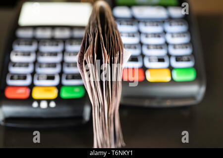 Point of Sale Maschine mit nigerianischen Naira notes Stockfoto
