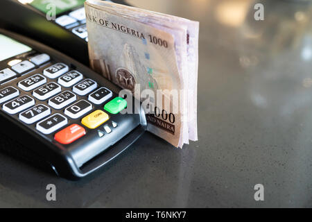 Point of Sale Maschine mit nigerianischen Naira notes Stockfoto