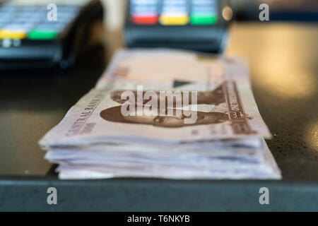 Point of Sale Maschine mit nigerianischen Naira notes Stockfoto