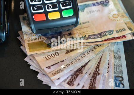 Point of Sale Maschine mit nigerianischen Naira notes Stockfoto