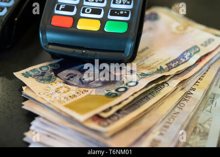 Point of Sale Maschine mit nigerianischen Naira notes Stockfoto