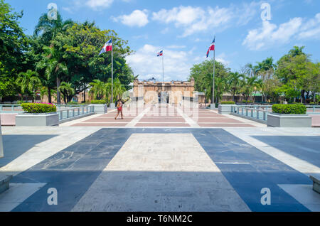 Blick vom Altar der Heimat im Independence Park von Santo Domingo, Dominikanische Republik, mit Blick auf die Tür der Graf mit einer symmetrischen Leitung Stockfoto