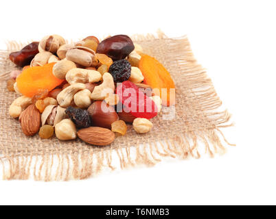 Verschiedene Nüsse, getrocknete Früchte und Beeren auf Sack Serviette Stockfoto