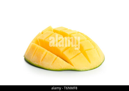 Cut reife Mango auf weißem Hintergrund Stockfoto
