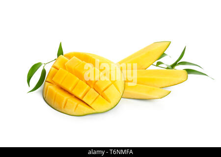 Cut reife Mango auf weißem Hintergrund Stockfoto
