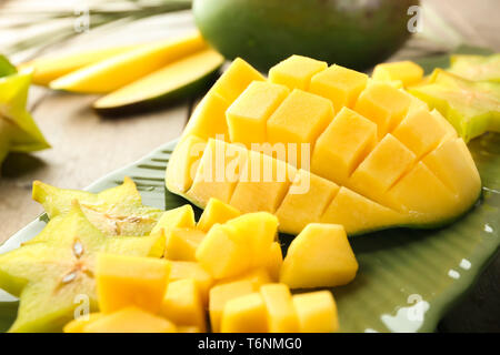 Schneiden frische Mango und sternfrucht auf Platte, Nahaufnahme Stockfoto