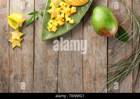 Zusammensetzung mit frischer Mango auf hölzernen Hintergrund Stockfoto